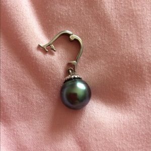 Black Tahitian pearl necklace pendant.